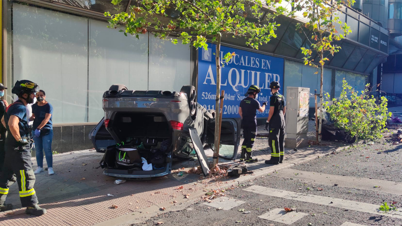 Aparatoso accidente en María de Molina, con un coche volcado