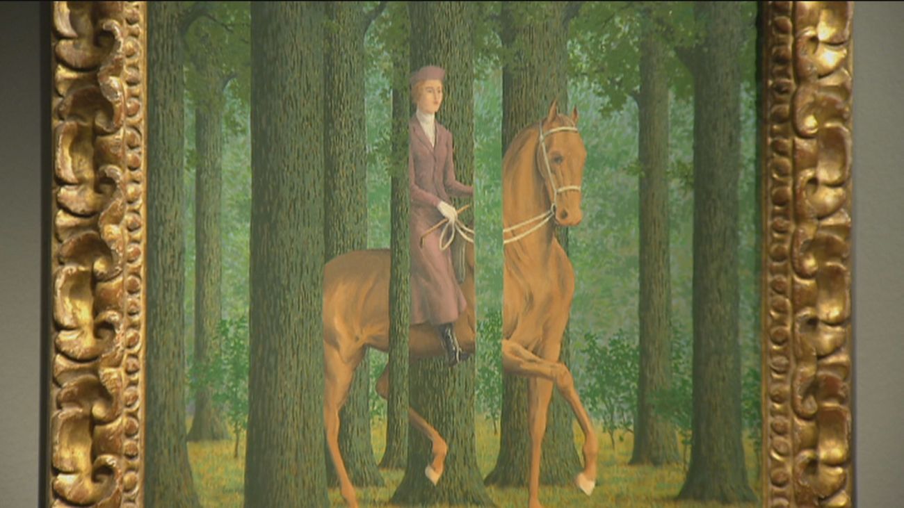 Pipas, manzanas, sombreros y personajes de espaldas. Magritte llega al Thyssen