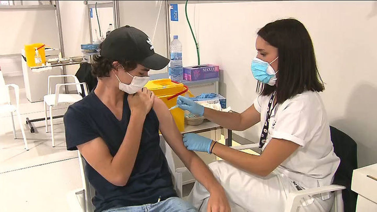 Un joven es vacunado en un centro de Madrid