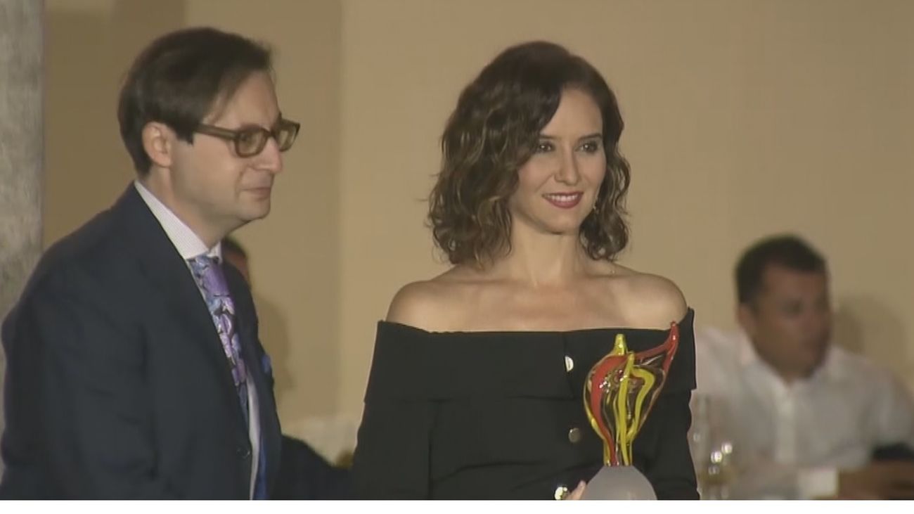 Ayuso recibe en Italia 'La llama de la Libertad' por su gestión de la pandemia