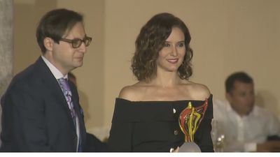 Ayuso recibe en Italia 'La llama de la Libertad' por su gestión de la pandemia