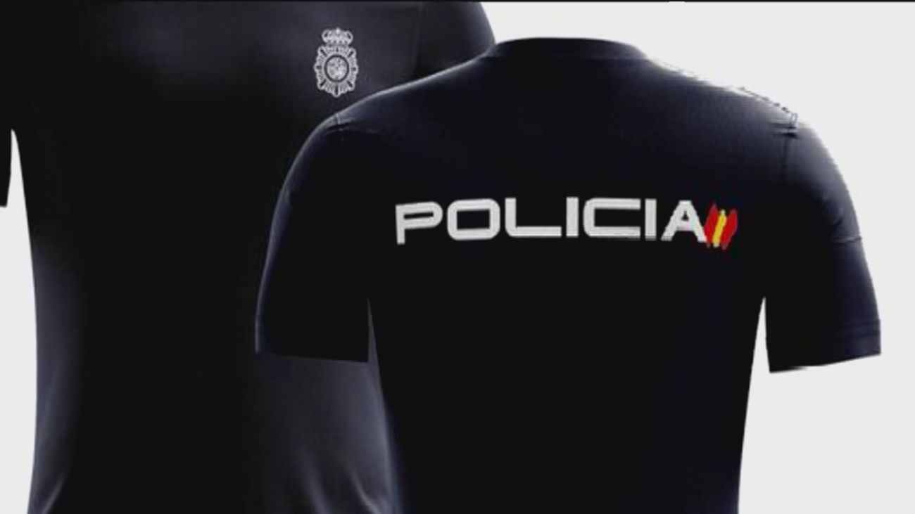 Una familia de Vallecas, acosada por llevar uno de los hijos una camiseta de la Policía Nacional