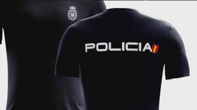 Una familia de Vallecas, acosada por llevar uno de los hijos una camiseta de la Policía Nacional