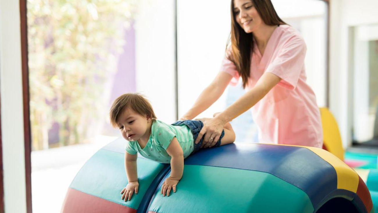 Una especialista realiza terapia con un pequeño