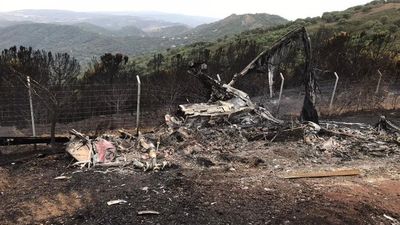 El helicóptero accidentado en Sierra Bermeja, calcinado por el fuego