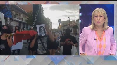 Esperpento 'okupa' en Móstoles: sacan en procesión la puerta que derribó la Policía