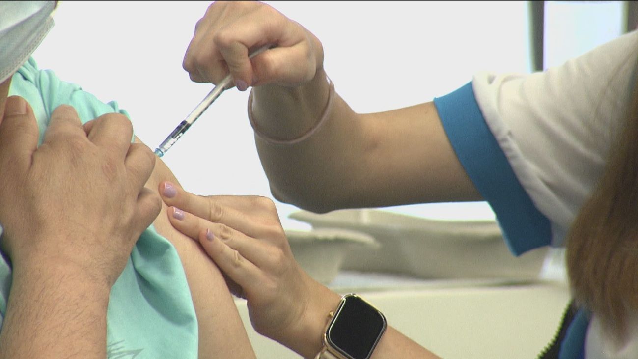 Madrid notifica 606 nuevos positivos y 6 defunciones y empieza a vacunar a los inmunodeprimidos graves