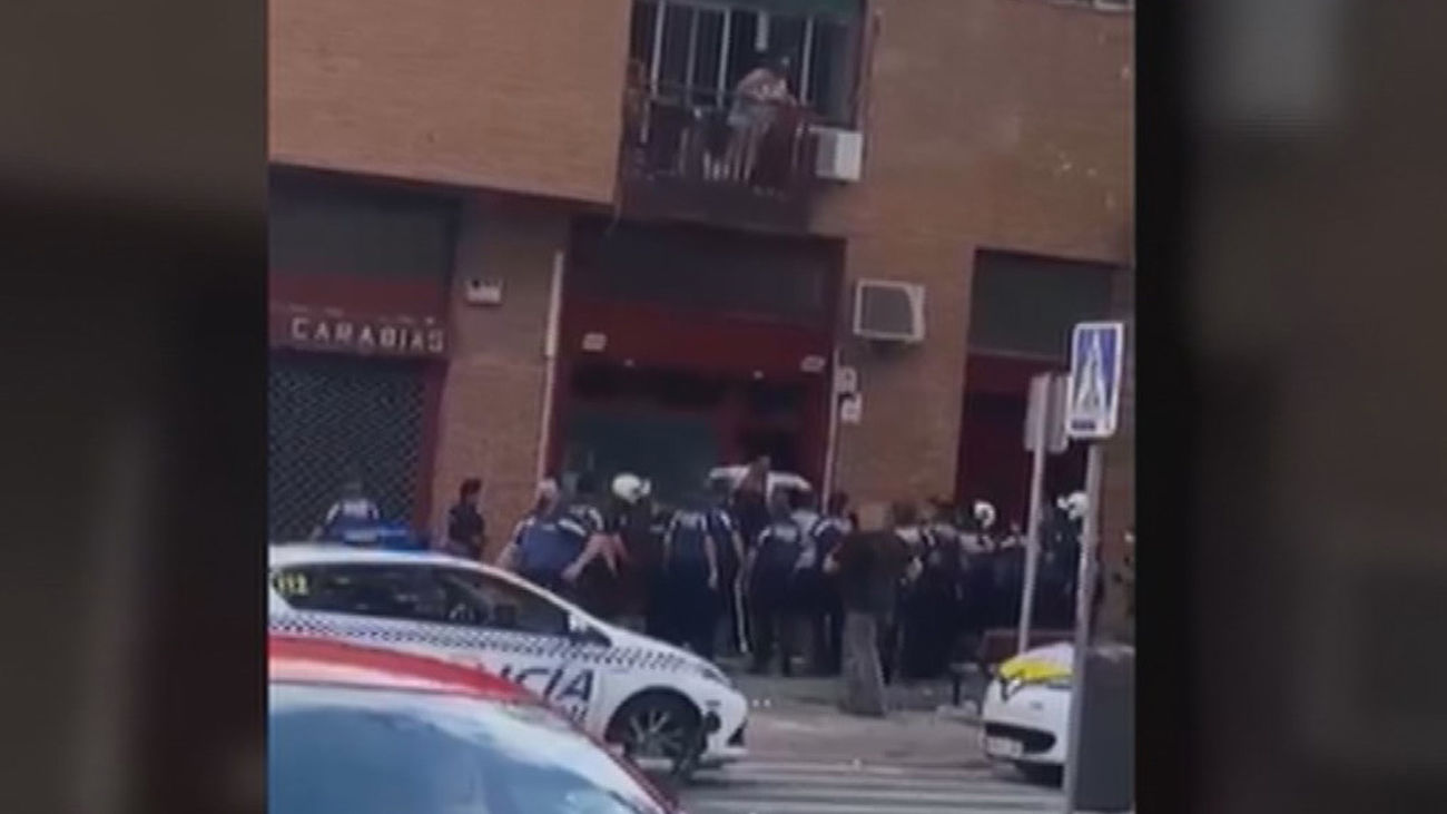 Seis detenidos y dos policías heridos en un enfrentamiento con un clan familiar en Usera que celebraba una fiesta