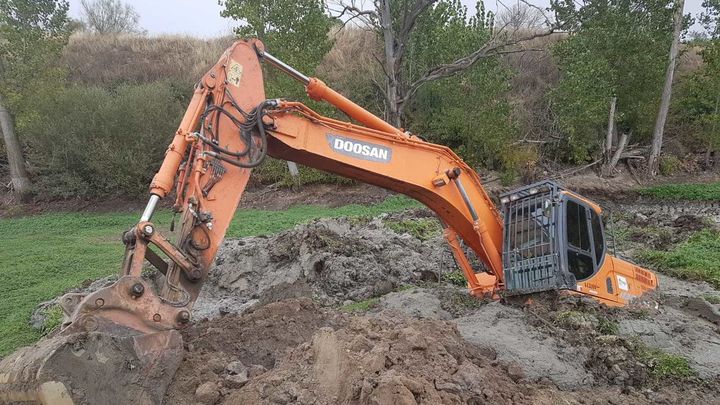 Máquina semihundida en el barro durante las tareas de eliminación de la 'Ludwigia' / ENTORNO MEAQUES