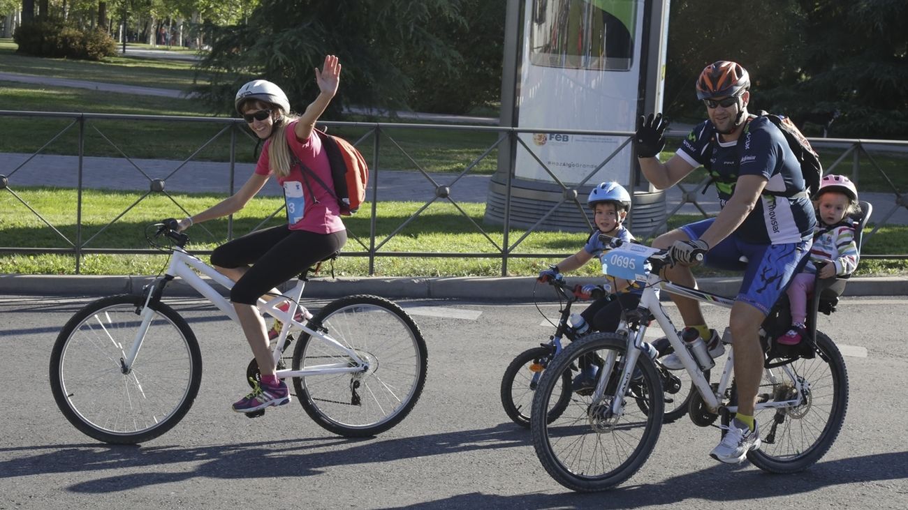 Una familia de Leganés participa en la fiesta de la bicicleta