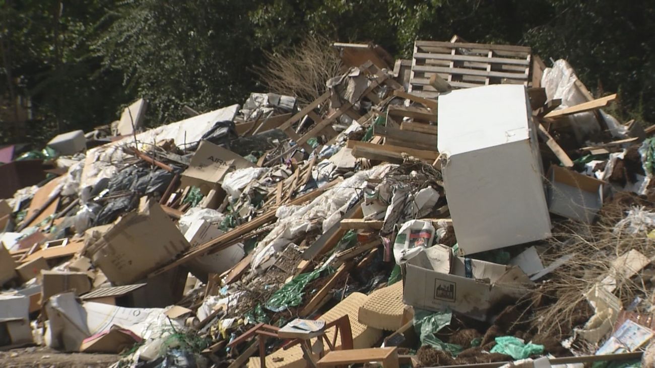 Los vecinos de San Fernando de Henares denuncian un vertedero ilegal junto al río