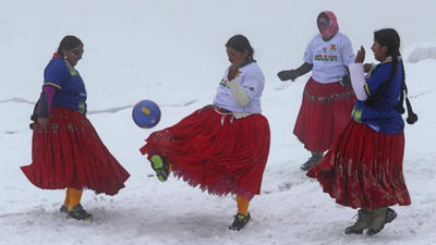 La cholitas de Bolivia juegan al fútbol a 6.000 metros