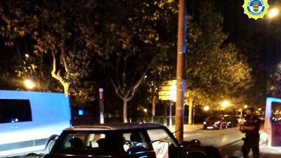 Detienen a un conductor ebrio que estrelló su coche contra una farola en Alcorcón