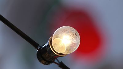 El PSOE dice en un tuit que el gobierno ha conseguido que se iguale la factura de la luz de 2021 con la de 2018