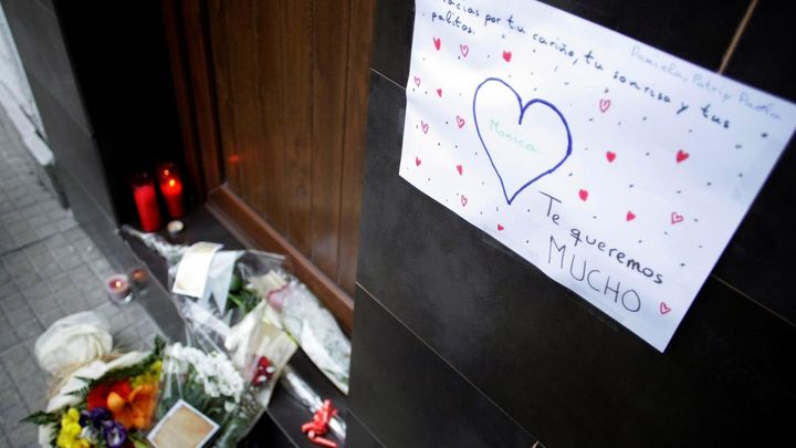 Mensajes y ramos de flores en recuerdo de la mujer presuntamente asesinada por su pareja, un hombre de 48 años que fue detenido en la tarde de este jueves en un hostal del centro de Madrid donde se hospedaba. / EFE