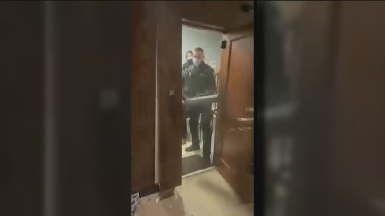 Seis policías ante el juez por la 'patada en la puerta' en una fiesta ilegal en un piso turístico de Lagasca