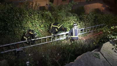 Una niña cae a un pozo de 8 metros en Madrid y solo se fractura una muñeca