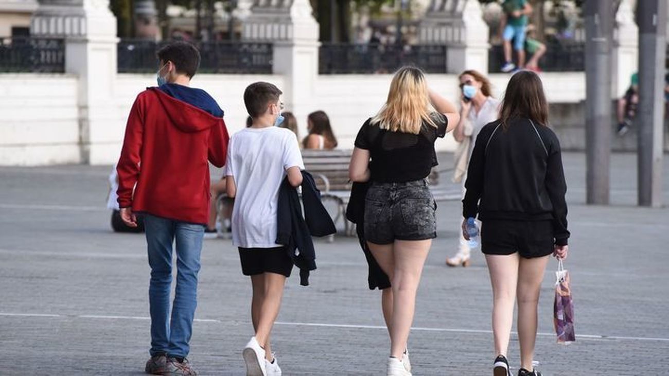Un grupo de adolescentes camina por la calle