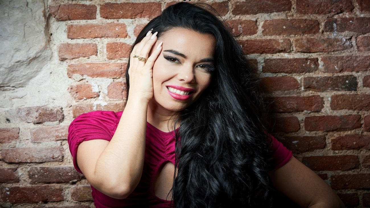 Beatriz Luengo presenta su éxito 'Chanteíto Pa' un Ex'