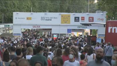 Colas kilométricas para acceder a la Feria del Libro este sábado