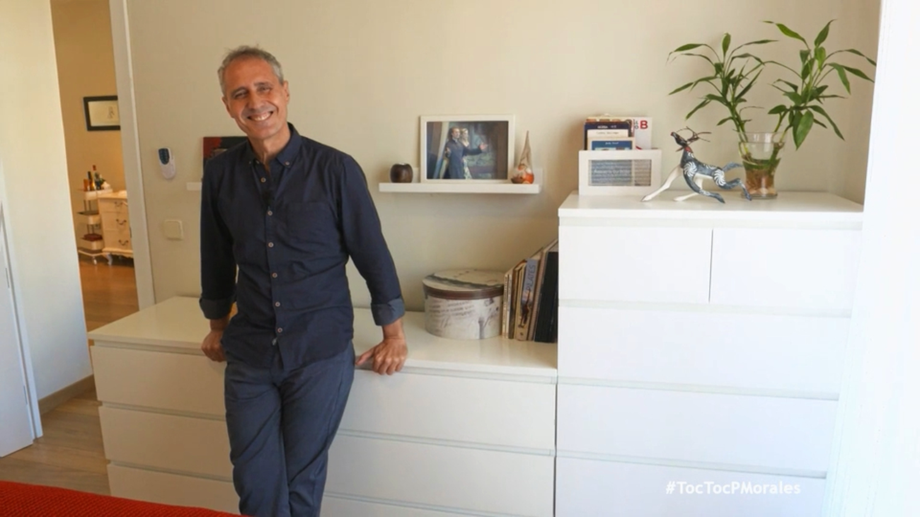 La casa de Paco Morales en Madrid, llena de recuerdos personales y profesionales