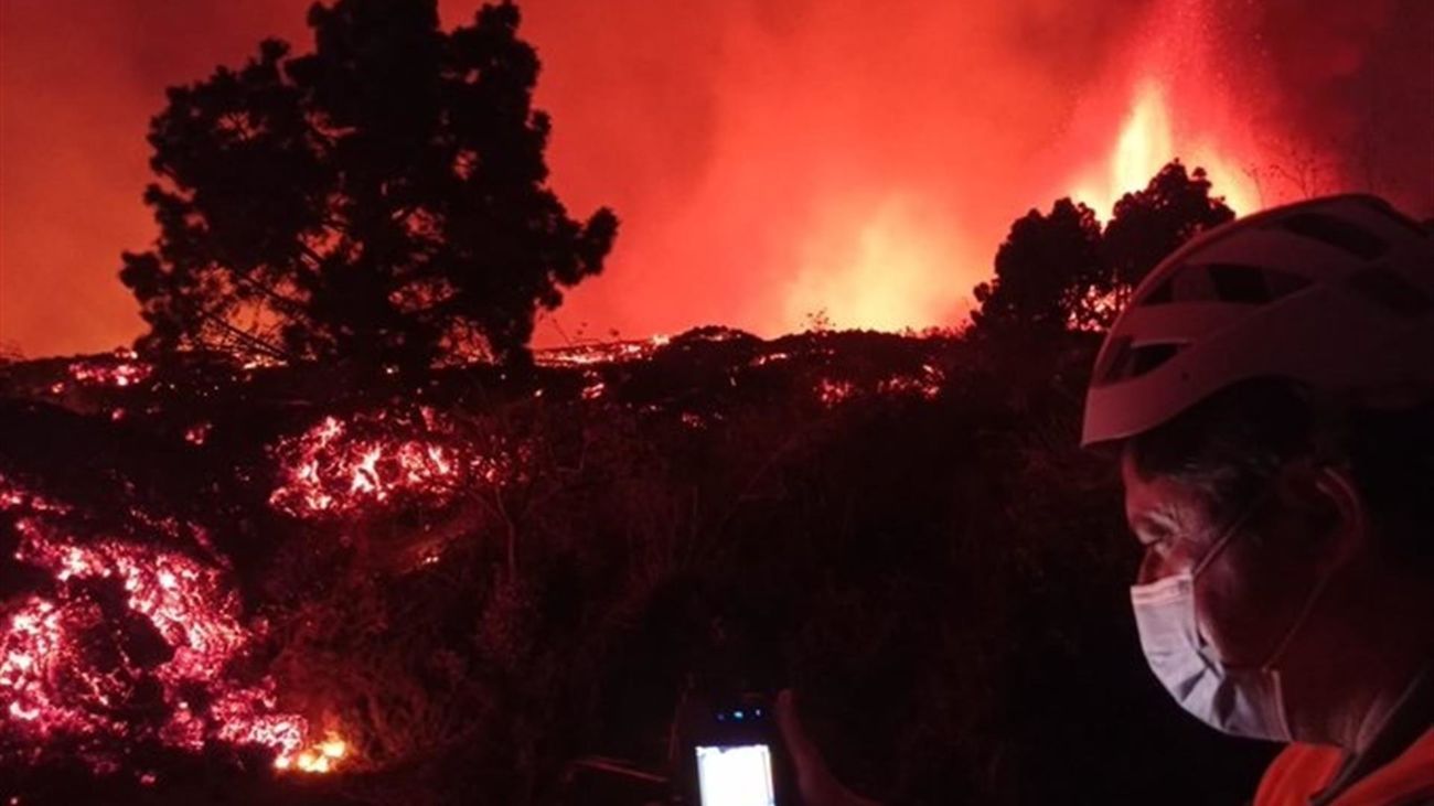 María Victoria, vecina próxima al volcán de La Palma: "El espectáculo es dantesco"