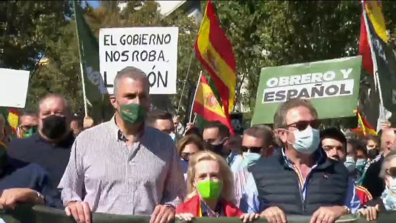 Abascal encabeza una protesta contra "el atraco de la luz" del que culpa al Gobierno
