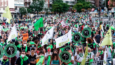 Miles de personas se manifiestan frente a Las Ventas para exigir el fin de la tauromaquia