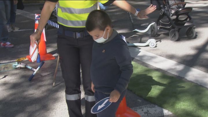 Un niño participa en una clase de educación vial en el Prado / REDACCIÓN