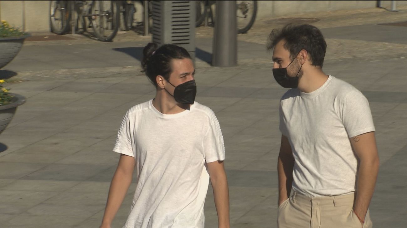 Dos jóvenes devuelven un sobre con 5.000 euros que encontraron en la calle en Majadahonda