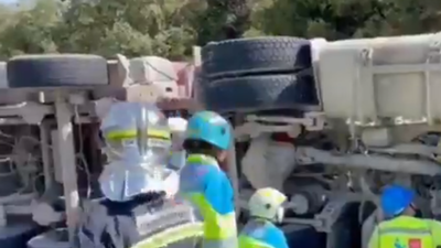 Rescatado por los bomberos en Valdelaguna tras permanecer 5 horas bajo una montaña de escombros