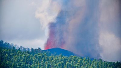 El volcán de La Palma destroza casas y cultivos y corta varias carreteras