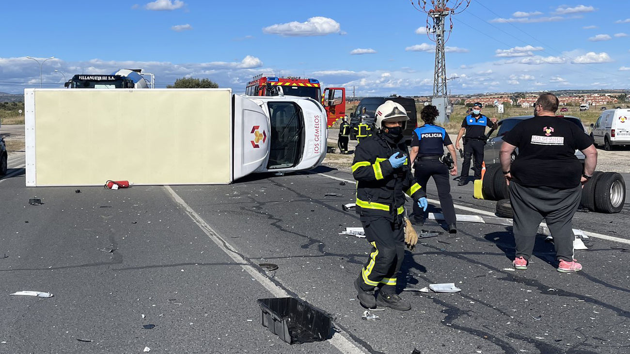 Un camión de mudanzas vuelca en Villanueva del Pardillo, tras chocar con un turismo