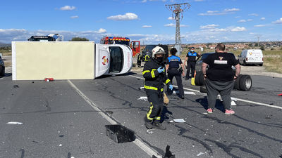 Un camión de mudanzas vuelca en Villanueva del Pardillo, tras chocar con un turismo