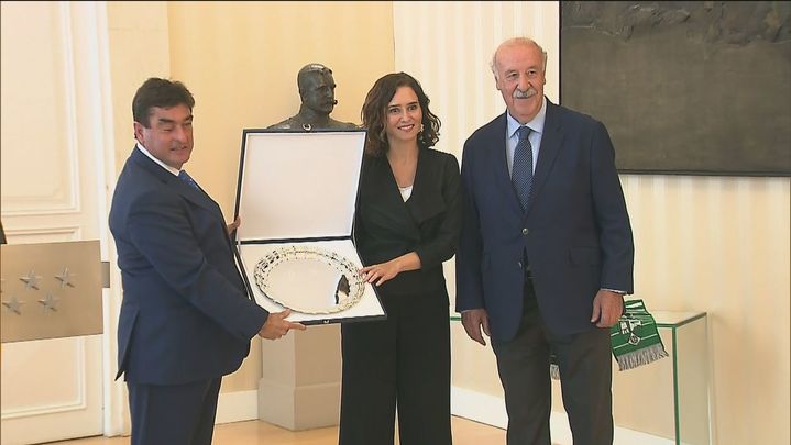 Isabel Díaz Ayuso recibe el premio Alapardo Vicente del Bosque / TELEMADRID