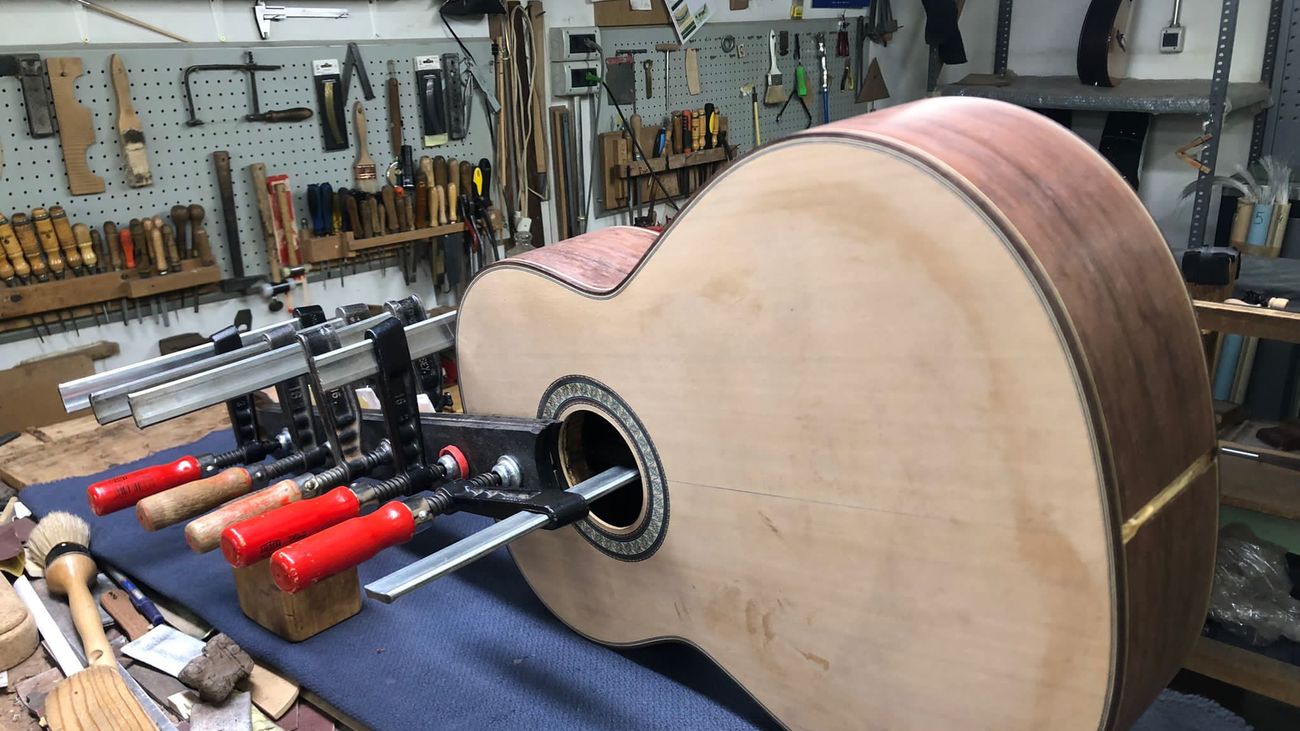 Negocios centenarios de Madrid: Las mujeres abren caminos en Guitarras Ramírez