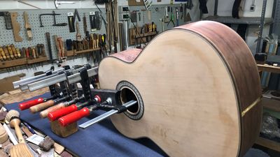 Negocios centenarios de Madrid: Las mujeres abren caminos en Guitarras Ramírez