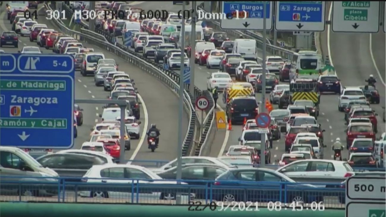 Martínez Almeida camina 10 kilómetros en el Día sin coches pero con atascos