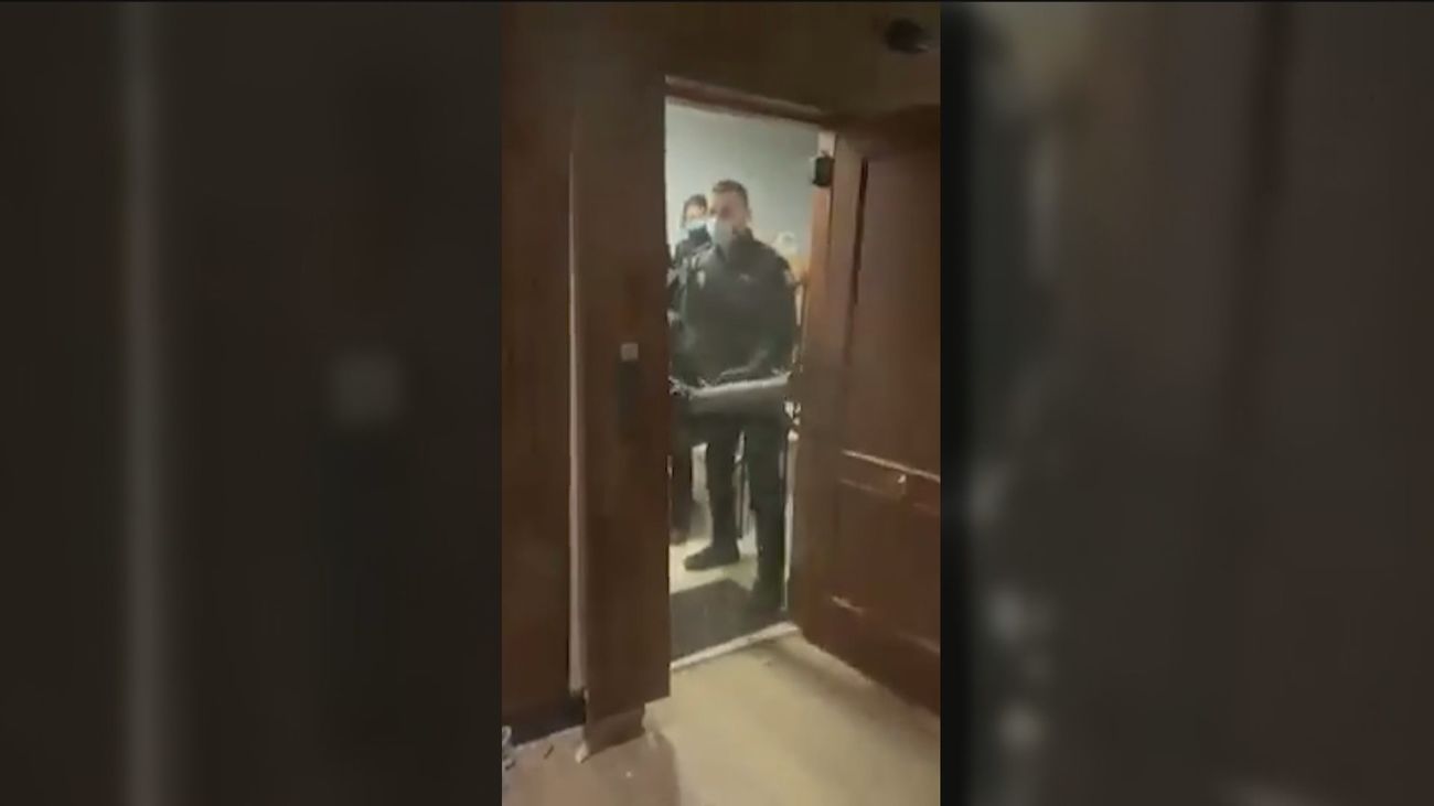 Policías tras echar abajo la puerta de una vivienda en Lagasca