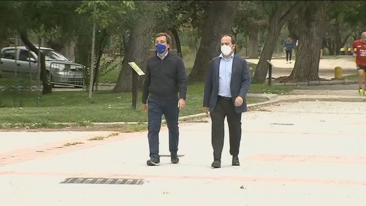 Martínez Almeida y Borja Carabante andando en el Día sin coches / REDACCIÓN