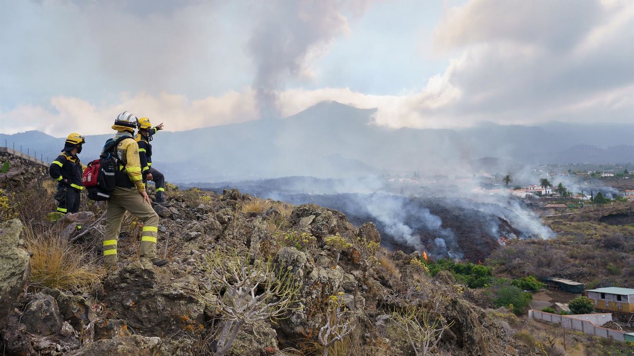 Trabajo a la desesperada para salvar el pueblo de Todoque en La Palma