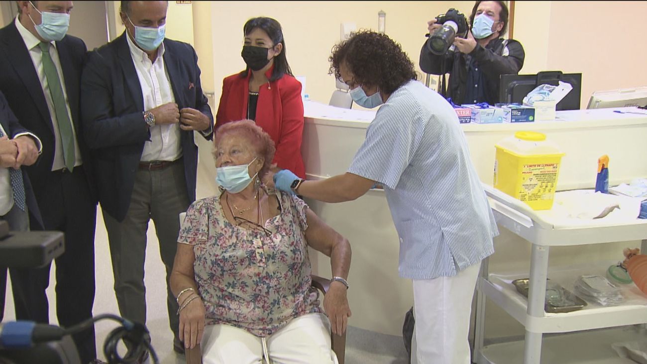 Un total de 45.000 mayores en residencias de Madrid reciben ya la tercera dosis de la vacuna