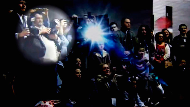 Pablo J. A., durante un pase de prensa con varios fotógrados / TELEMADRID