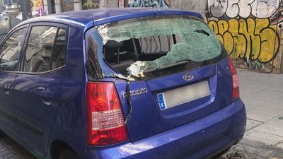 Rompen por tercera vez en una semana la luna del coche de una vecina de Malasaña