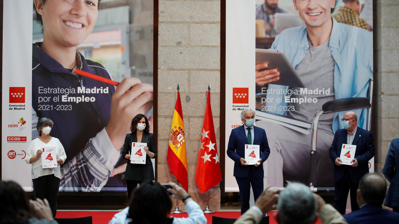 Ayuso firma con sindicatos y empresarios el plan para crear empleo hasta el año 2023