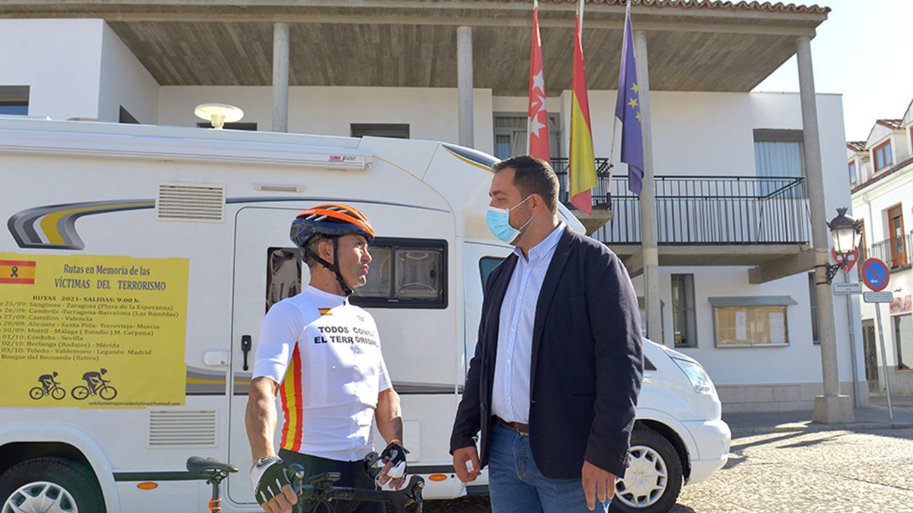 El ciclista Jesús Gallardo junto al alcalde de Valdemoro, Sergio Parra