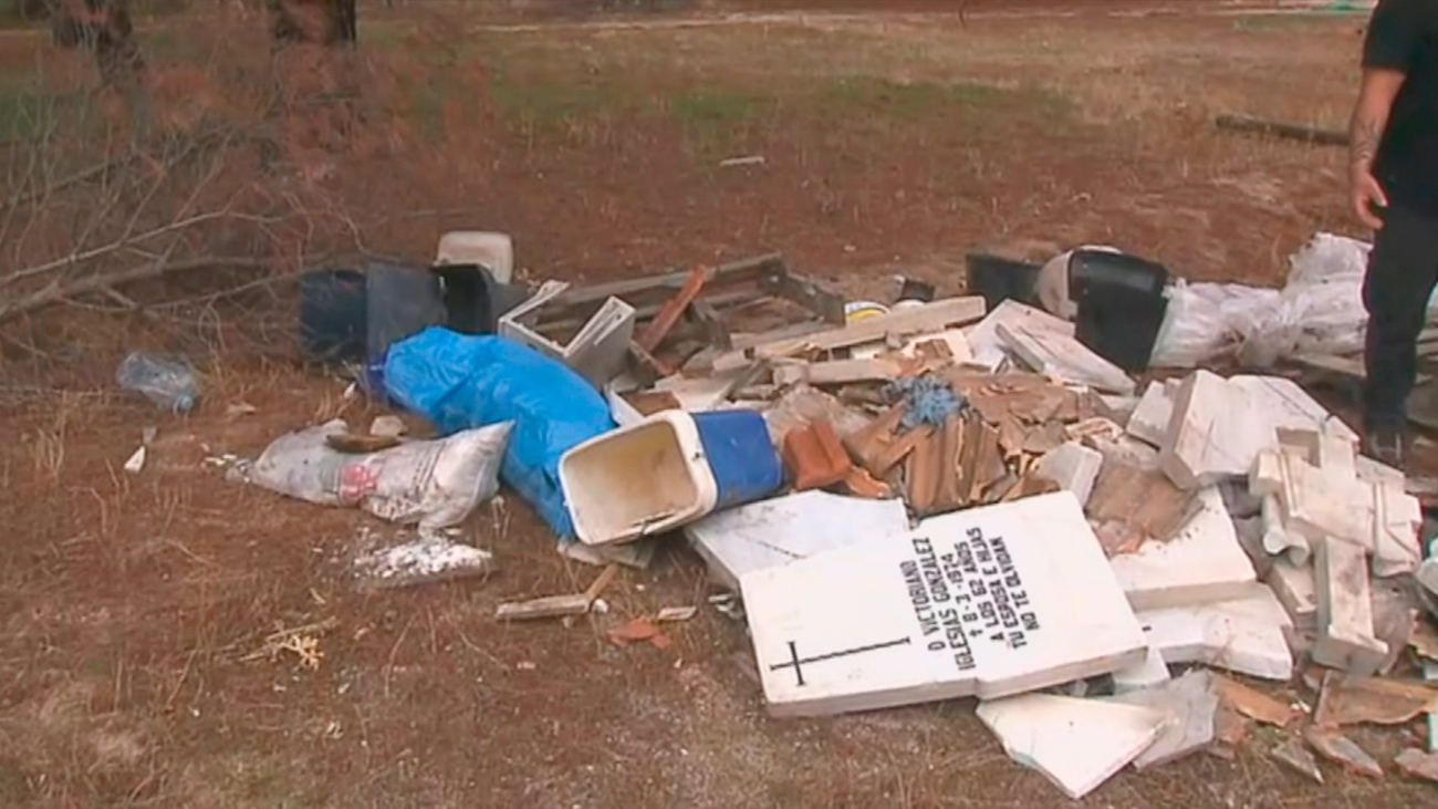 Desde restos de obra hasta lápidas en un vertedero ilegal cercano al Pardo