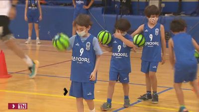 Sin mascarilla al hacer deporte al aire libre en los colegios de Madrid