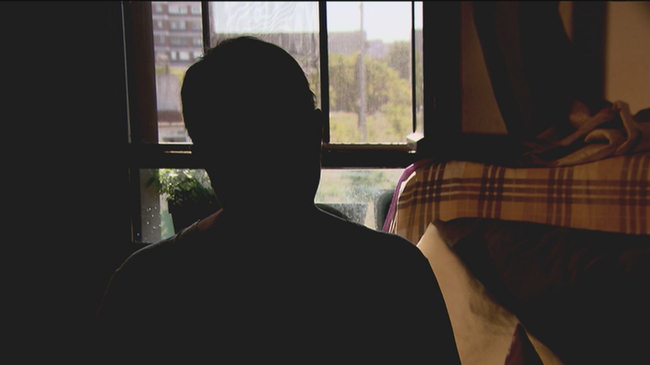 “Me propuso fotografiarme desnuda con mis hijas”