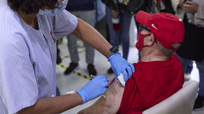Sanidad avala pinchar el mismo día las vacunas de gripe y Covid, pero en distintos brazos